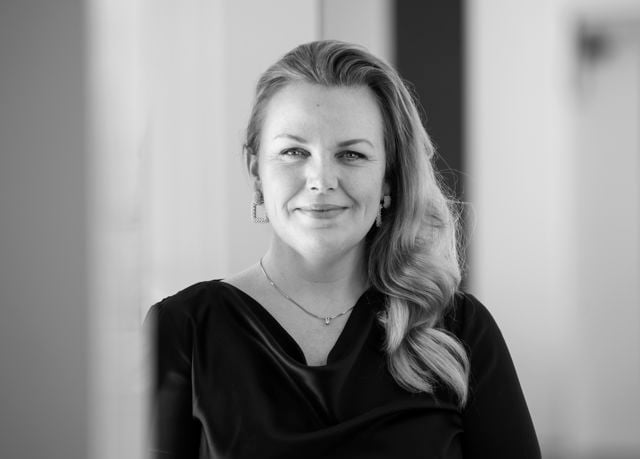 Portrett av kvinne med langt blondt hår