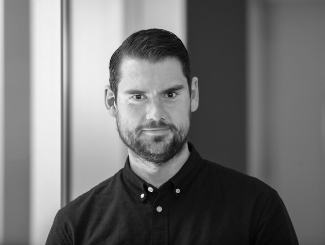 Svarthvitt portrett av mann med skjegg
