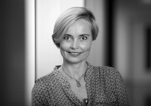 Svarthvitt portett av kvinne med kort, lyst hår