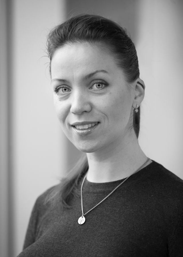 Svart-hvitt portrett av kvinne