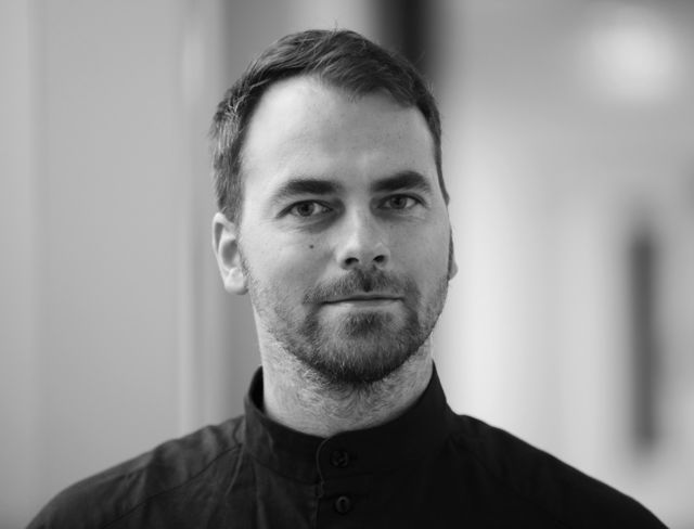 Svart-hvitt portrett av mann
