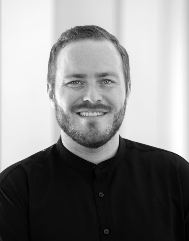 Svart-hvitt portrett av mann med skjegg