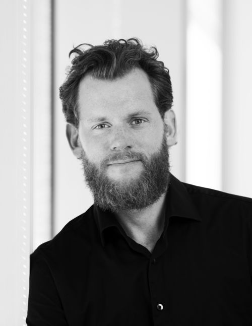 Svarthvitt portrett av mann med skjegg
