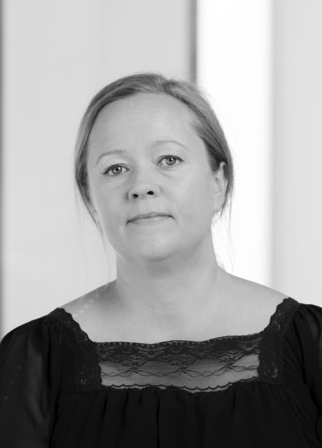 Svarthvitt portrett av kvinne med oppsatt hår