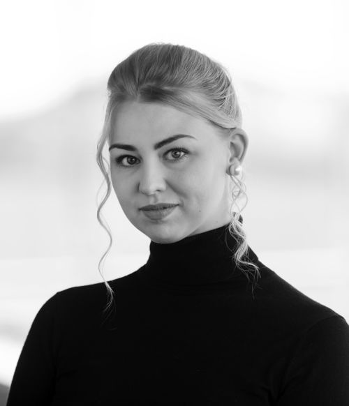 Portrett av ung kvinne med oppsatt hår