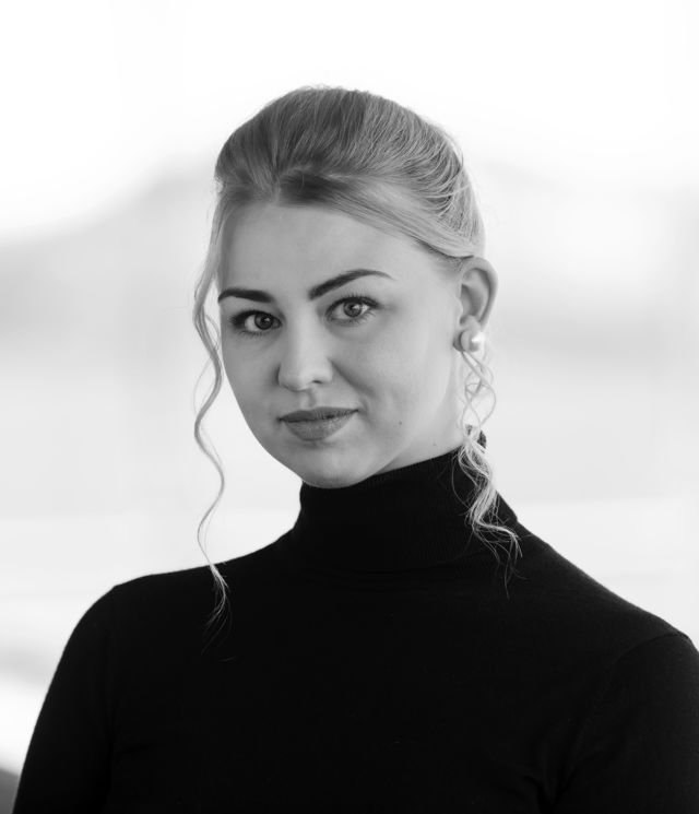 Portrett av ung kvinne med oppsatt hår